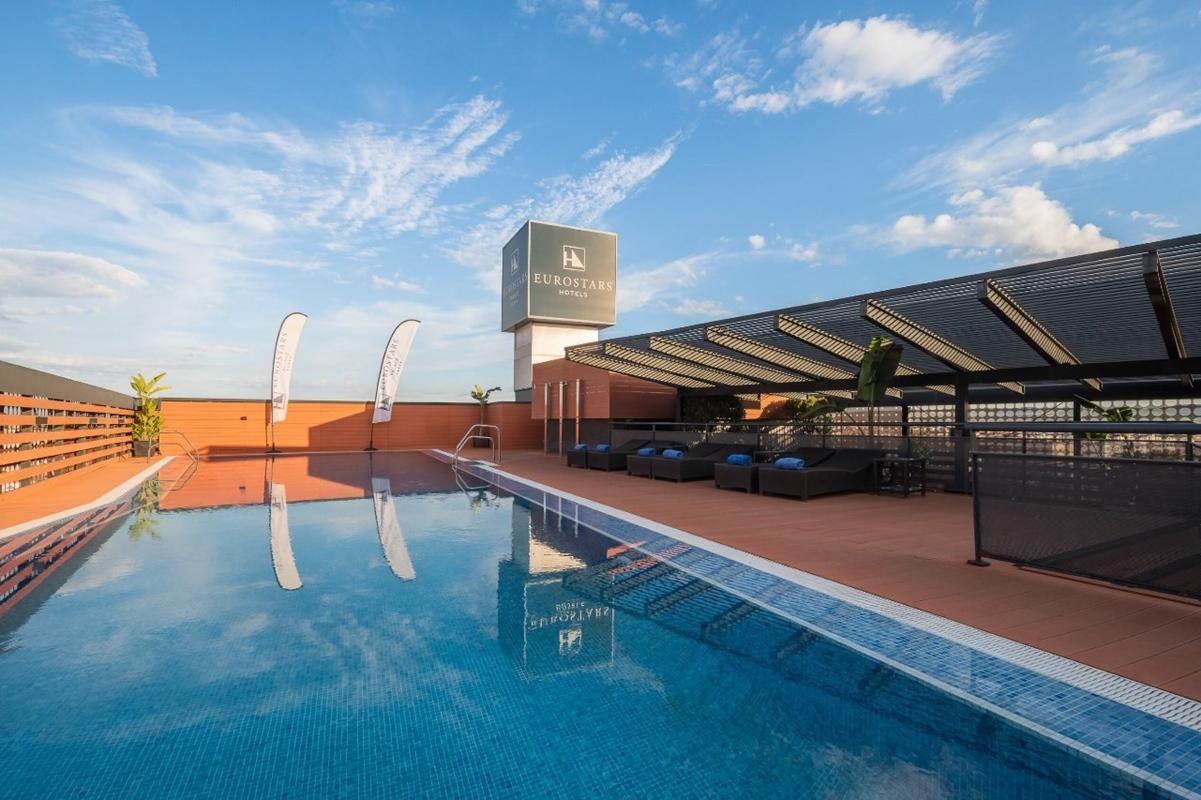 Eurostars Palace Kordoba Bagian luar foto The rooftop pool at the hotel