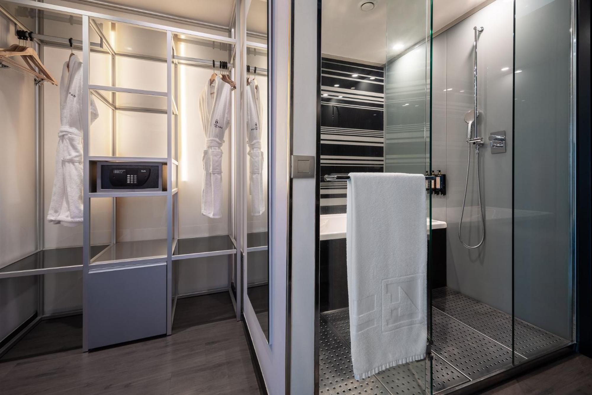 Eurostars Palace Kordoba Bagian luar foto A walk-in shower