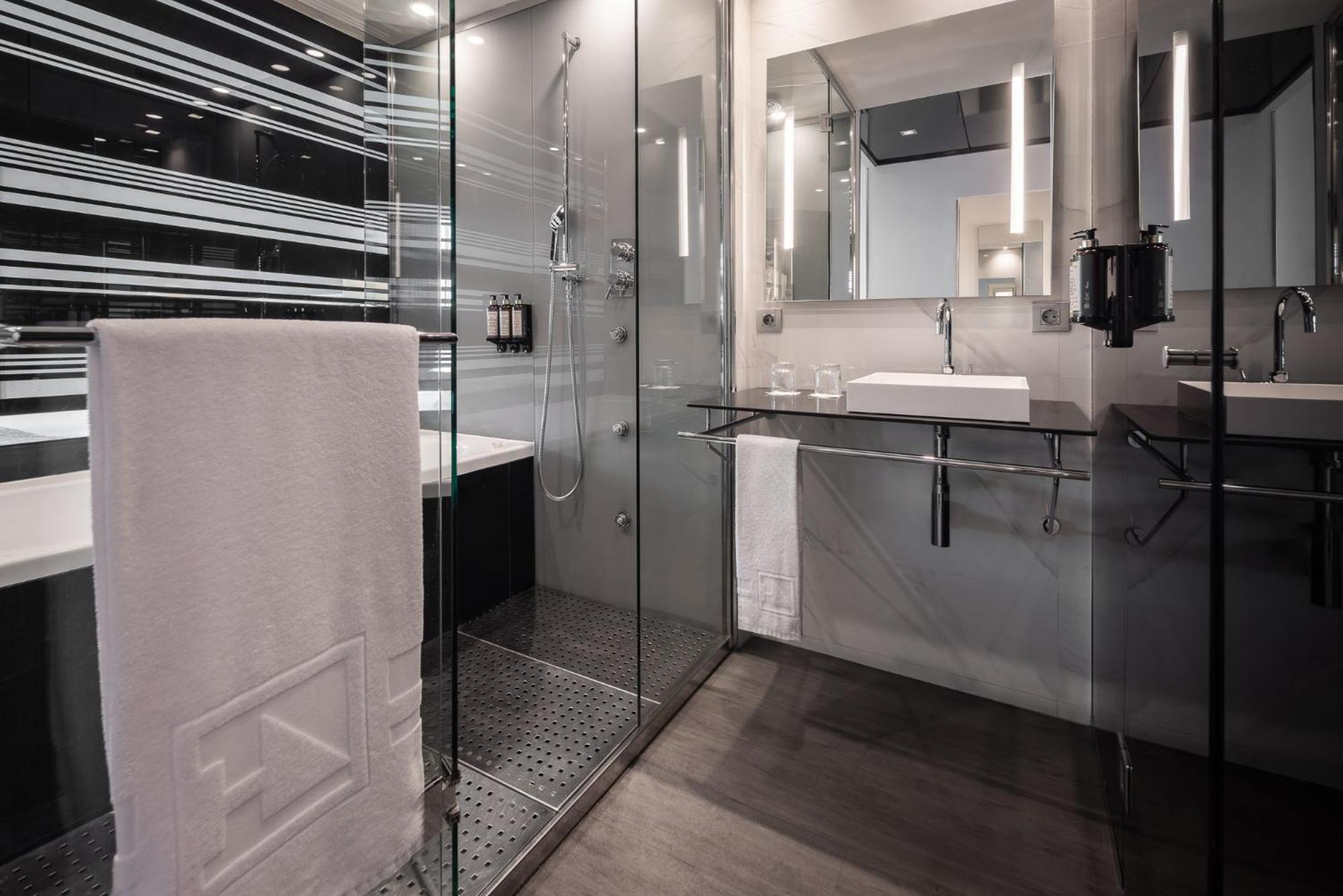 Eurostars Palace Kordoba Bagian luar foto A bathroom in a hotel