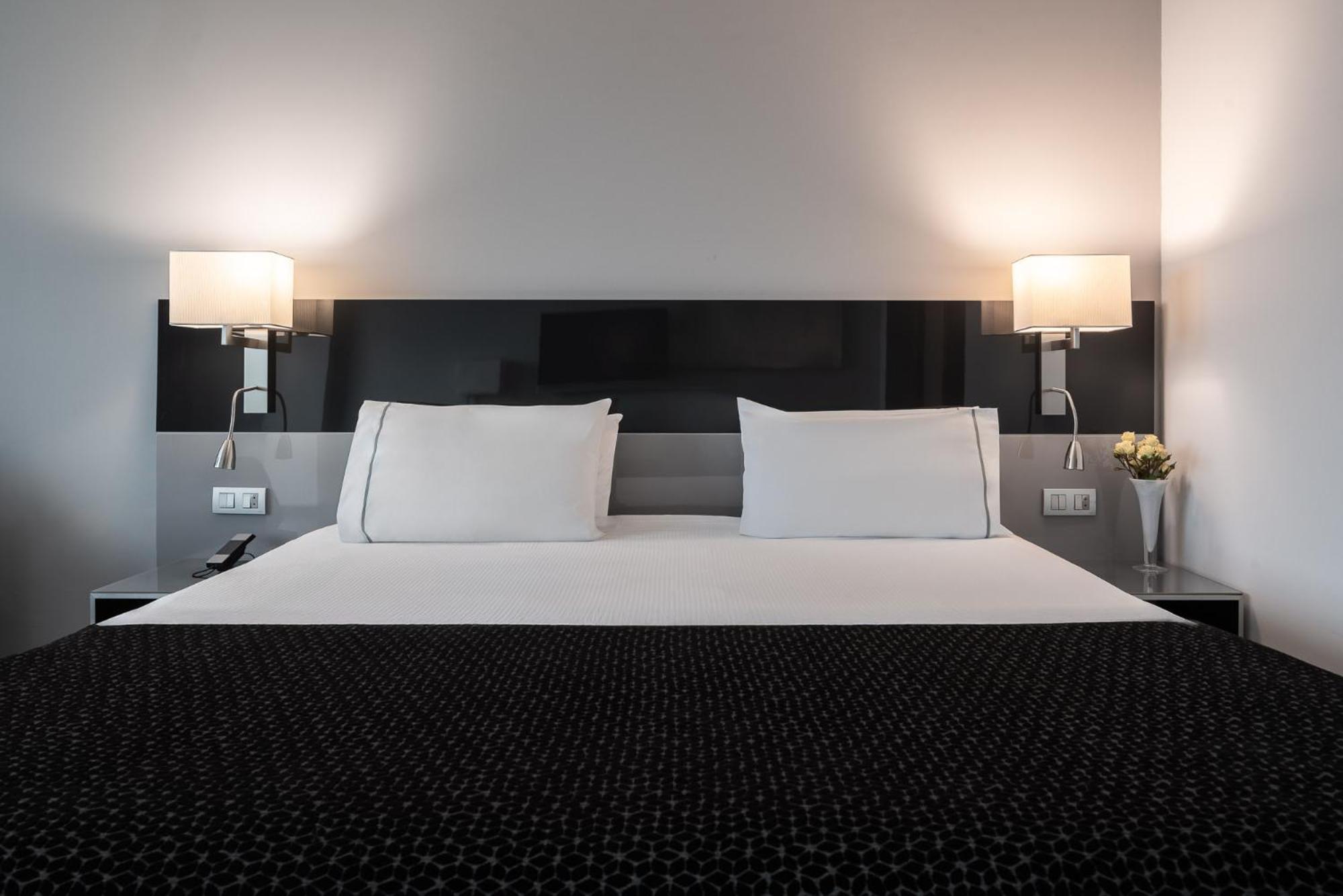 Eurostars Palace Kordoba Bagian luar foto A bed