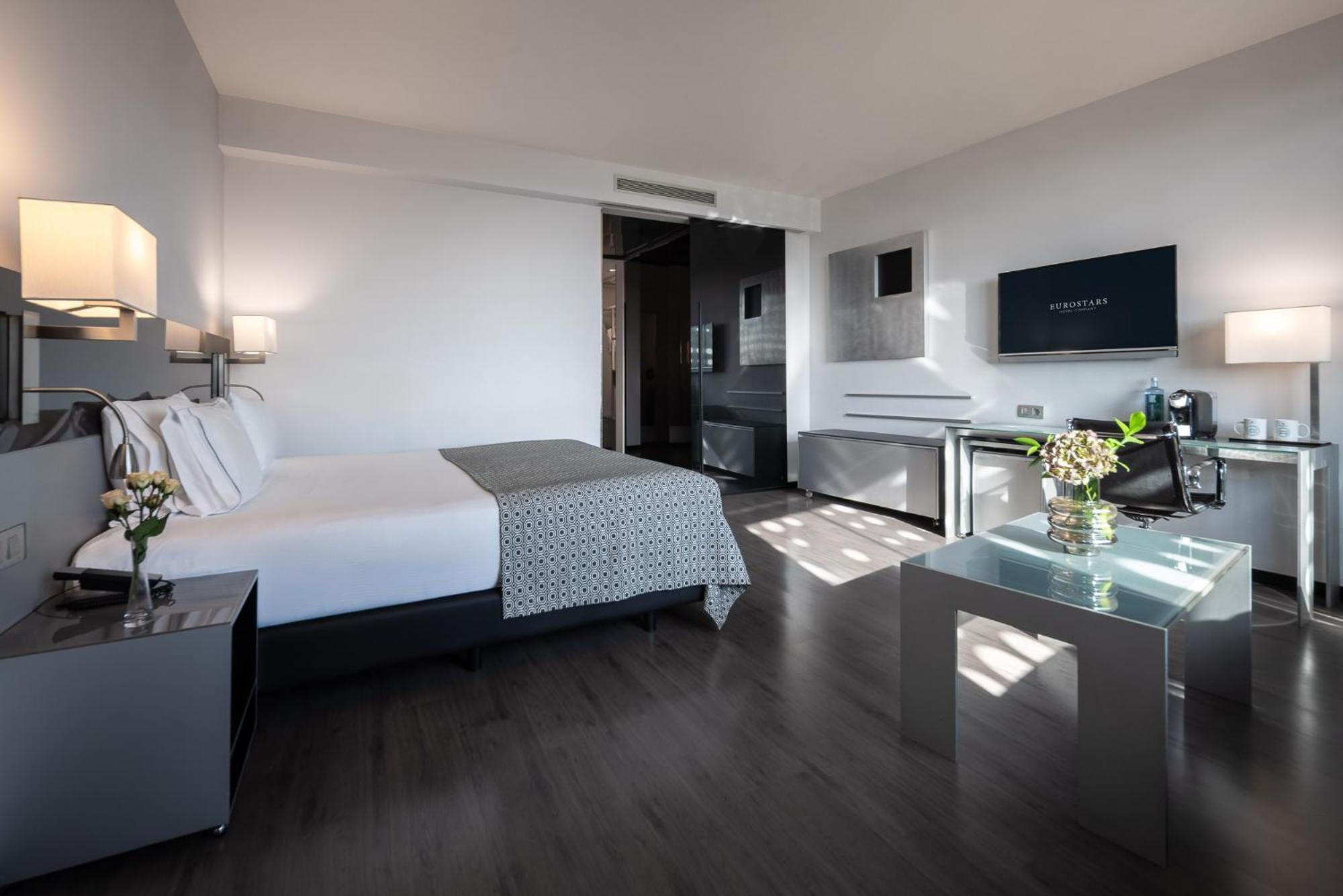 Eurostars Palace Kordoba Bagian luar foto A room at the hotel