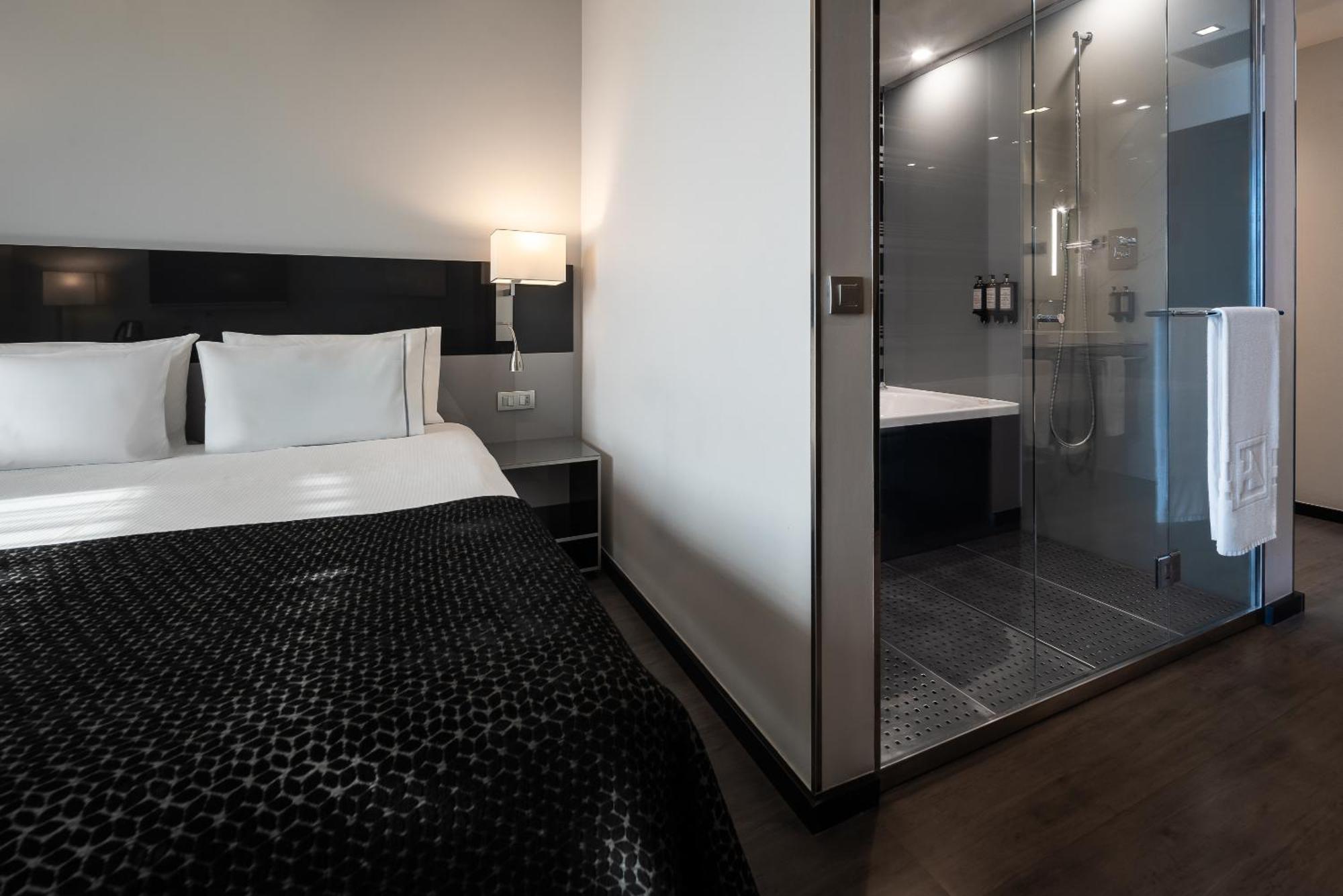 Eurostars Palace Kordoba Bagian luar foto A room at the hotel